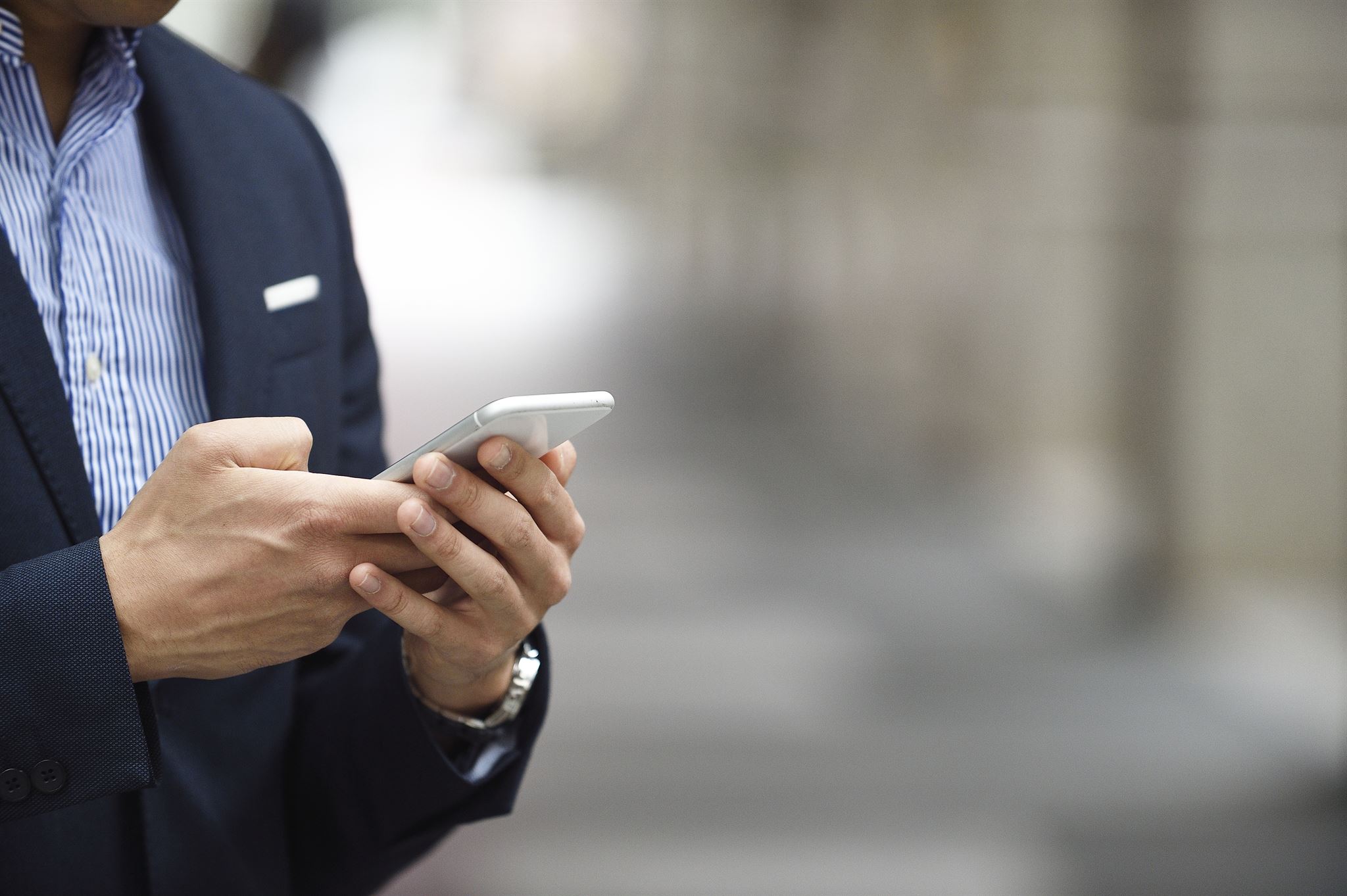 Agent entering OTP on mobile phone